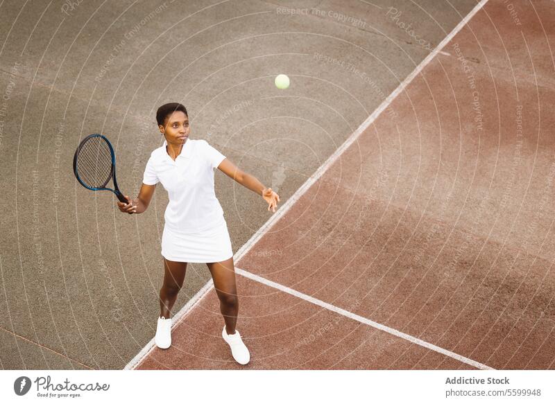 Junge schöne Frau beim Tennisspiel aktiver Lebensstil Aktivität Amateur Athlet Ball schöne Frauen heiter Konkurrenz Gericht Genuss Übung trainiert. Spaß Spiel