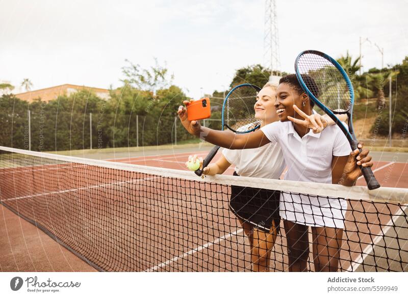 Porträt von zwei jungen Frauen auf einem Tennisplatz aktiver Lebensstil Amateur Athlet schön schöne Frauen heiter Konkurrenz Gericht Vielfalt Genuss Übung