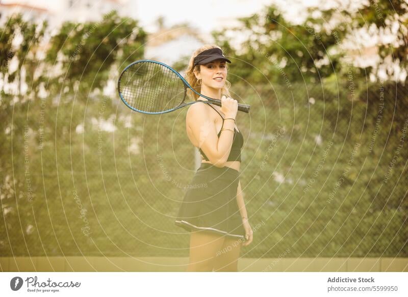 Junge schöne Frau beim Tennisspiel aktiver Lebensstil Aktivität Amateur Athlet Ball schöne Frauen heiter Konkurrenz Gericht Genuss Übung trainiert. Spaß Spiel