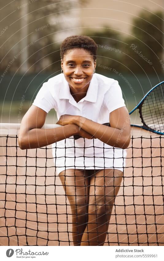 Junge Frauen mit einem Tennisschläger auf einem Tennisplatz aktiver Lebensstil Aktivität Amateur Athlet Ball schön schöne Frauen heiter Konkurrenz Gericht