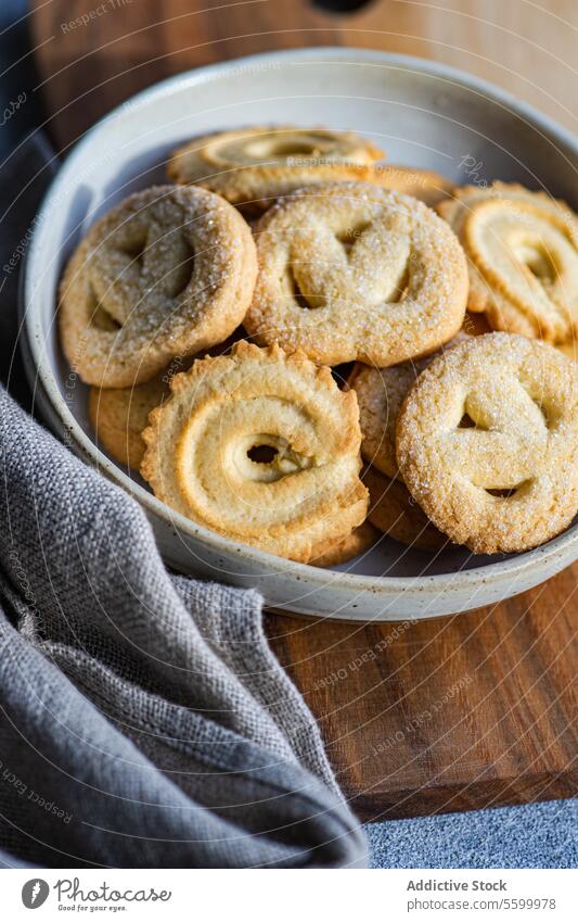 Draufsicht auf hausgemachte Butterkekse auf einem Holzbrett Keks graue Serviette minimalistisch gebacken Schalen & Schüsseln Snack selbstgemacht Gebäck süß