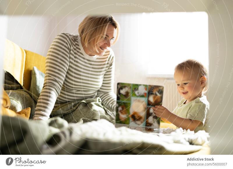 Gemütliche Lesezeit für Mutter und Kleinkind zu Hause lesen Buch Sofa heimwärts gemütlich Bonden Lernen Kindheit Familie Bildung Etage Zeit Zusammensein