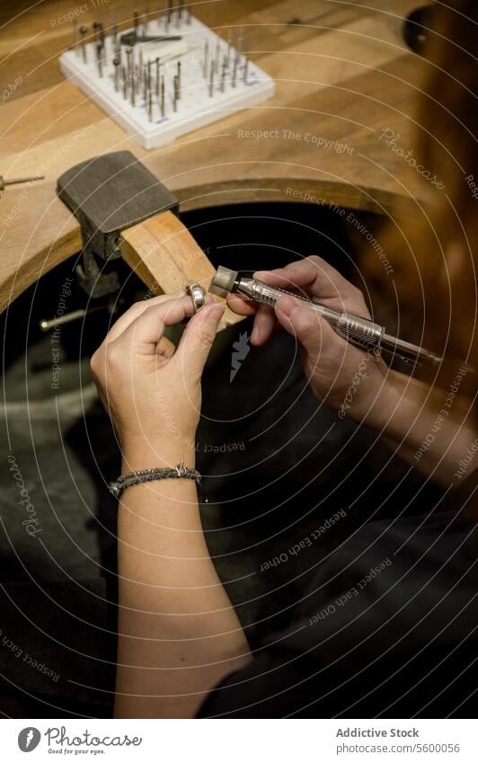 Unbekannte Frau schleift Ring im Schmuckatelier arbeiten Beruf Herstellung Kompetenz Schreibtisch Kreativität Fotografie eine Person Fähigkeit Geschäftsfrau