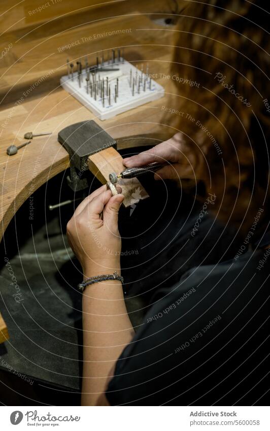 Unbekannte Frau schleift Ring im Schmuckatelier arbeiten Beruf Herstellung Kompetenz Schreibtisch Kreativität Fotografie eine Person Fähigkeit Geschäftsfrau