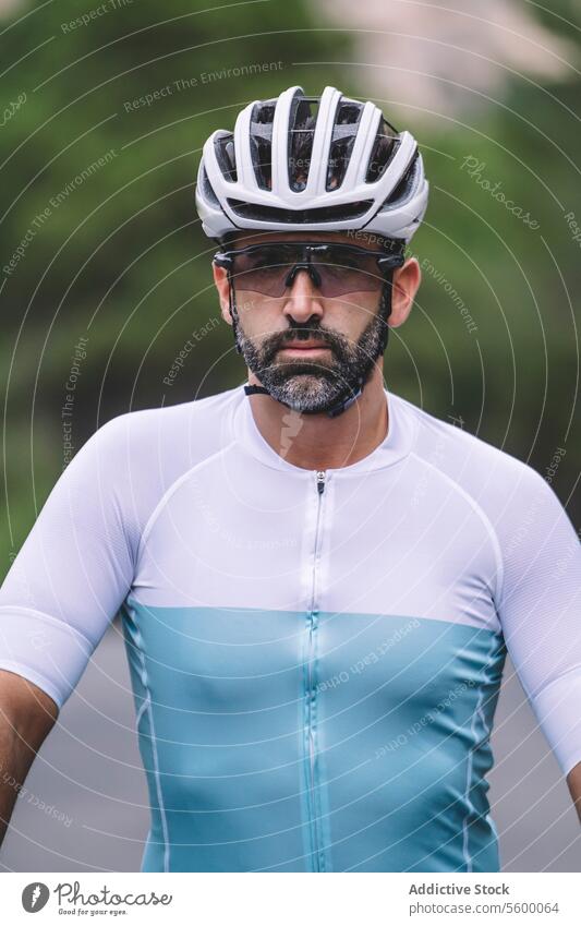 Porträt eines Radfahrers Schutzhelm Sonnenbrille Trikot blau weiß ernst männlich sportlich im Freien Fitness Sport Ausrüstung Sicherheit Konzentration