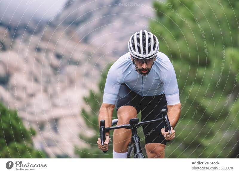 Intensives Radfahren in den Bergen Radfahrer Fahrrad Berge u. Gebirge Straße blau Trikot Schutzhelm Tatkraft im Freien Sport Pedale Fitness Natur