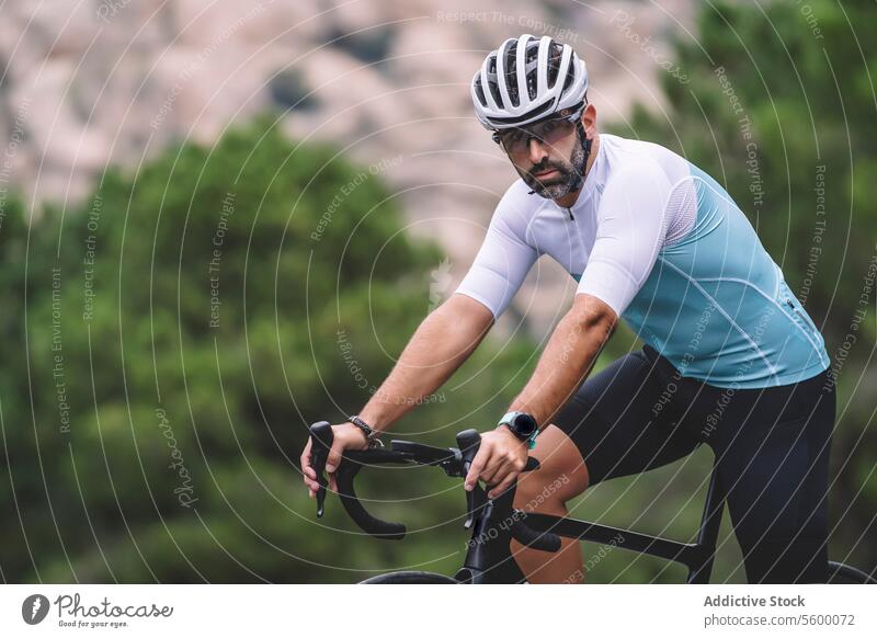 Mountainbiken auf der Straße Radfahrer Rennrad Berge u. Gebirge Trikot weiß blau Schutzhelm Fahrradfahren im Freien Sport Mitfahrgelegenheit männlich Ausrüstung
