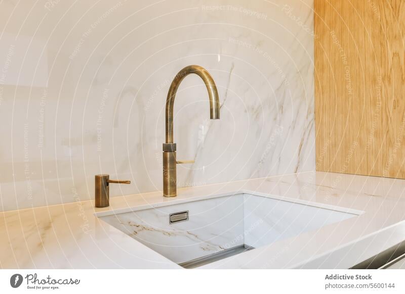 Küche mit Spüle und Wasserhahn an weißer Wand Waschtisch Arbeitsplatte Metall Keramik Waschbecken Murmel Innenbereich modern heimwärts Haus Raum Design