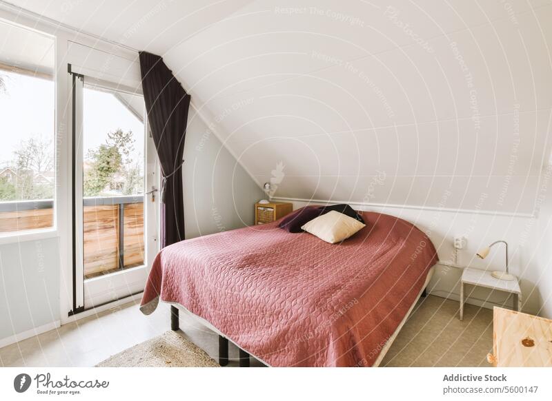 Modernes Schlafzimmer mit rosa Bett und hellem Fenster Kissen Zimmerdecke Tür Gardine Lampe bequem Nachttisch klein modern gemütlich heimwärts Raum Design