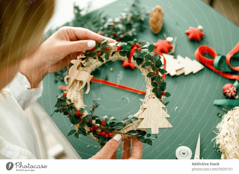 Frau hält Weihnachtskranz in den Händen Person Totenkranz Handwerk Tradition diy dekorierend Kreativität Geschenk festlich Fotografie Farbbild horizontal