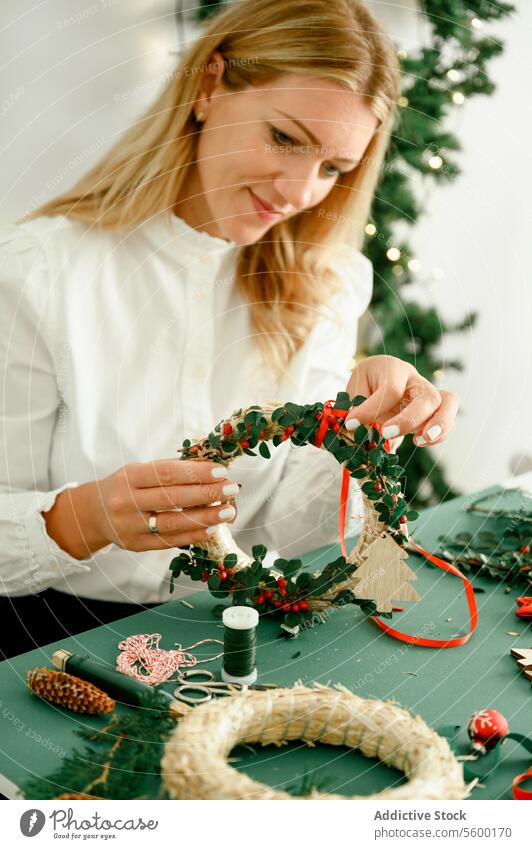 Frau macht Weihnachtskranz Hintergrund Lichter festlich Hobby Tradition Werkstatt Kreativität Werkzeug verziert Kleinunternehmen Hüfte horizontal Ring Gruß