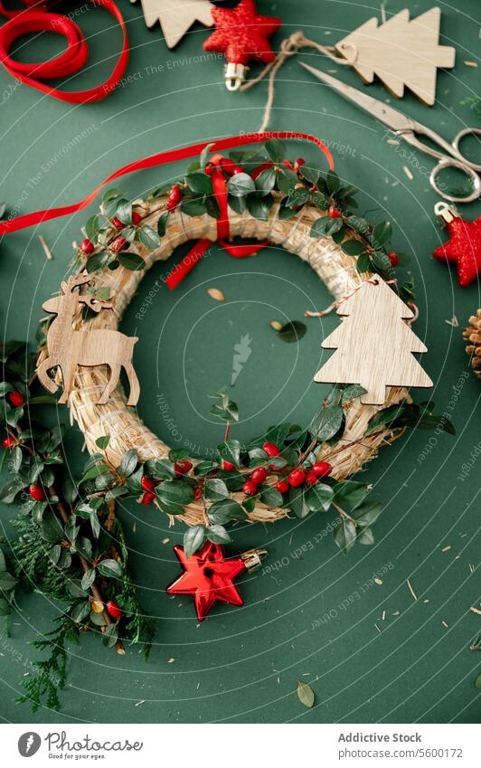 Dekorative Sterne und Rahmen auf dem Tisch Seil organisch Zusammensetzung Herz frisch feiern Tradition festlich Totenkranz Weihnachten reif Lebensmittel grün