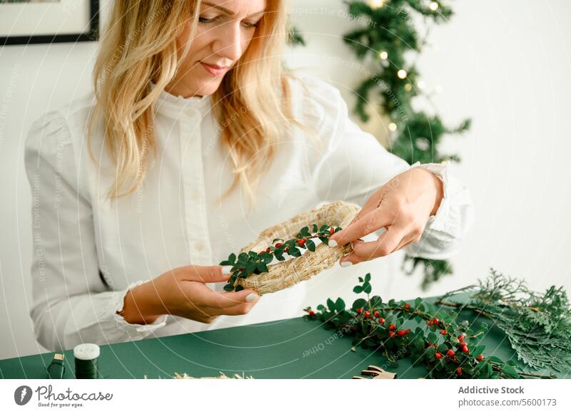 Weihnachtskranz zu Hause machen Weihnachten Totenkranz Frau Kugel Tradition hängen festlich Ast Neujahr dekorieren Feiertag Inspiration fröhlich Atmosphäre