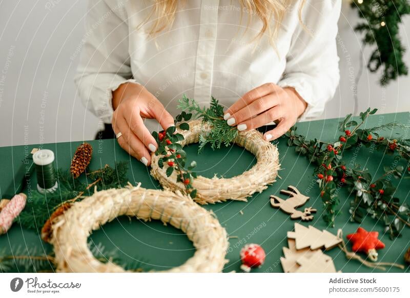 Weihnachtskranz zu Hause machen Weihnachten Totenkranz Frau Kugel Tradition hängen festlich Ast Neujahr dekorieren Feiertag Inspiration fröhlich Atmosphäre