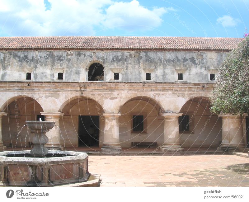 convent Kolonialstil Mauer Brunnen Ruine Fenster grün Baum Kloster Blauer Himmel altes gemäuer Wasser Spanien Antigua Tür Architektur