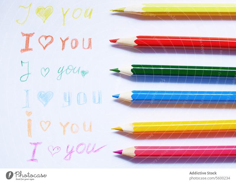 Liebe dich Bleistift Zeichnung Brief farbenfroh stechend mehrfarbig pulsierend Herz Valentinstag Holz horizontal Papier Aufschrift Handschrift Text Nachricht