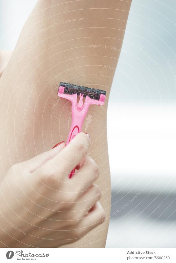 Frau rasiert Achselhöhle Rasieren Rasierer Enthaarung Körperteil Hand Nahaufnahme vertikal Reinheit Hygiene Gesundheitswesen Lifestyle rosa Unterarm Behandlung