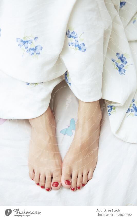 Füße der Frau Fuß Bein Finger Pediküre Körperteil Glied Nahaufnahme Schlafzimmer Bett Leinen schlafen aussruhen menschlich Lifestyle Reinheit Gelassenheit