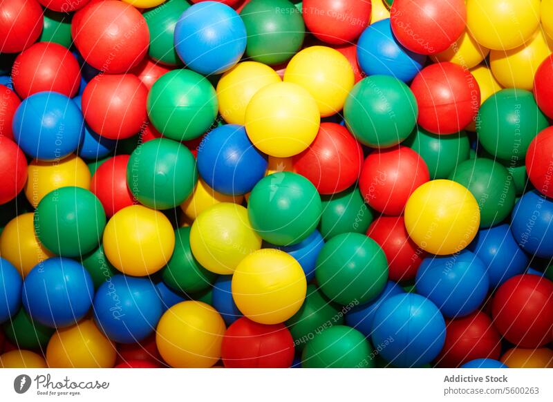 Mehrfarbige Plastikkugeln Ball Kugel Kunststoff Spielzeug Genuss mehrfarbig farbenfroh lebhaft Fröhlichkeit nachlässig blau gelb grün rot Bällebad Variationen