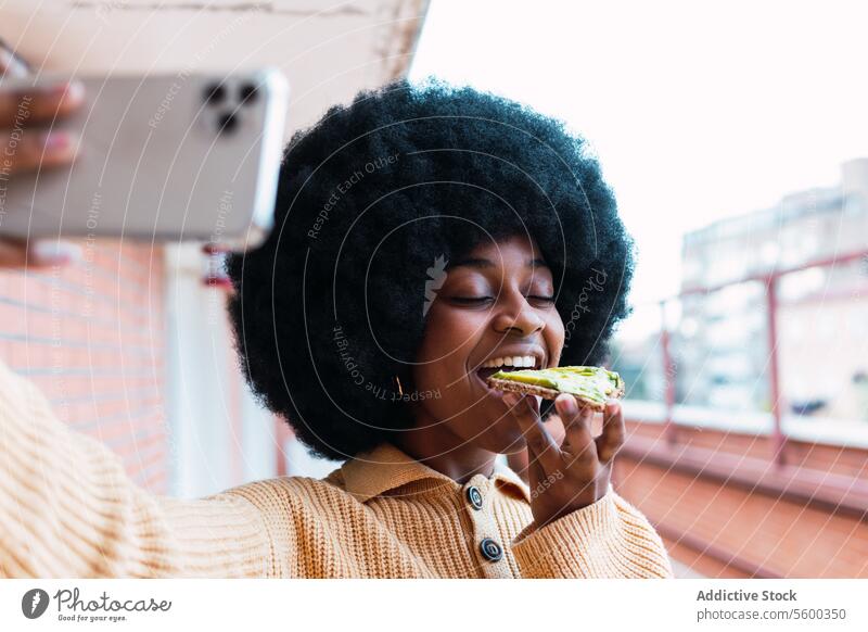 Schwarze Frau macht Selfie mit Avocado-Toast fotografieren Lebensmittel Smartphone benutzend Frühstück soziale Netzwerke Gesunder Lebensstil Morgen