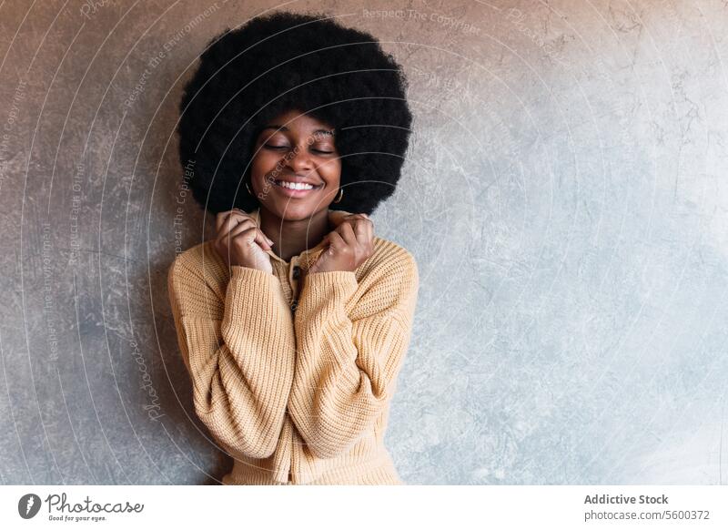 Lächelnde schwarze Frau mit geschlossenen Augen Afro-Look Augen geschlossen heiter Pullover Individualität Persönlichkeit Glück Vorschein Afroamerikaner Frisur