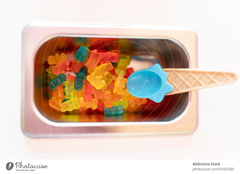 Nahaufnahme eines Metalltabletts mit Teddybär-Gummi-Belag in einer Eisdiele gummiartig Tablett Speiseeis Stahl gerollt Abfertigungsschalter farbenfroh