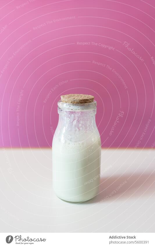 Nahaufnahme eines Milchglases für die Herstellung von gerolltem Speiseeis melken Sahne Glas Schokolade Nut Abfertigungsschalter Belag weiß Vorbereitung