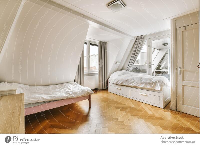 Modernes Schlafzimmer mit zwei gemütlichen Betten und hellem Fenster Gardine Loft Innenbereich geräumig bequem modern weiß Wand Parkett Stock Tür Stil heimwärts