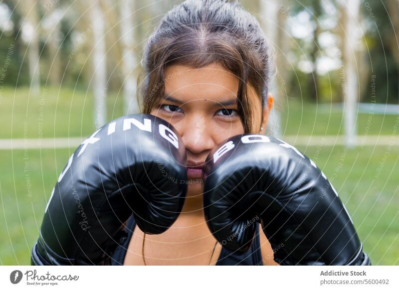 Porträt einer Boxerin mit Boxhandschuhen in einer Wachposition aktiv Erwachsener Athlet schwarz Körper Boxsport abschließen Konkurrenz Kontakt Verteidigung