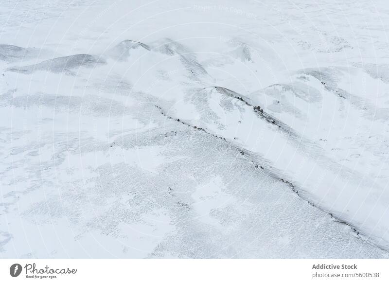 Luftaufnahme der Schneeoberfläche Textur Oberfläche schneebedeckt monochromatisch Winter kalt Natur weiß Frost subtil Variation Detailaufnahme im Freien
