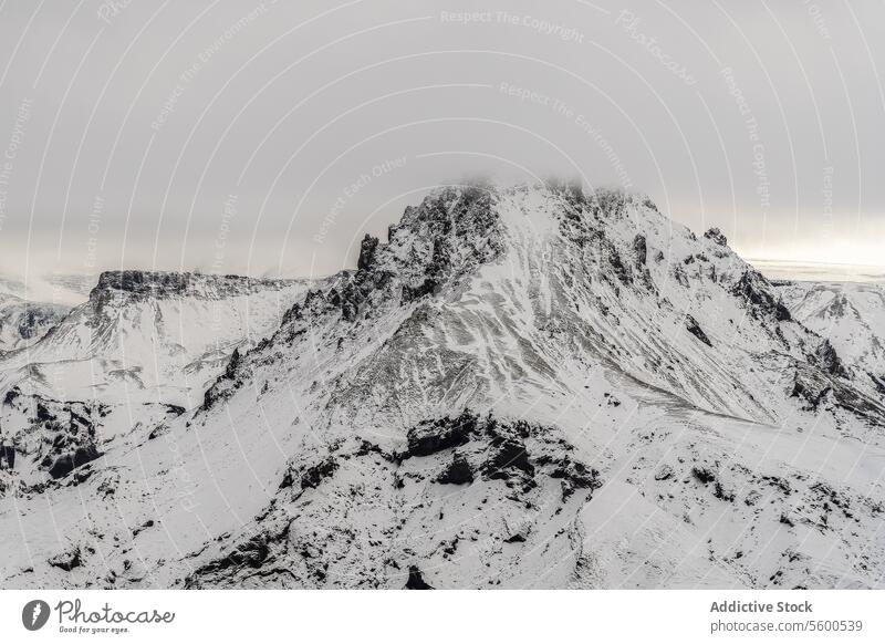 Luftaufnahme der ausgedehnten schneebedeckten Bergkette verschneite Berge u. Gebirge Ambitus panoramisch Fläche kompliziert Muster Felsen Grübeln Himmel