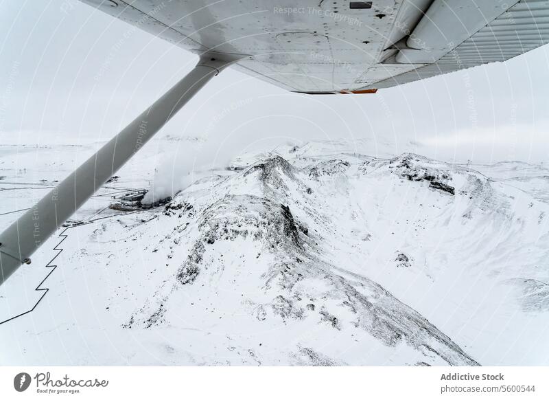 Luftaufnahme der schneebedeckten Berge aus dem Flugzeug Antenne Ansicht Ebene Fluggerät robust Horizont umfassend Natur Höhe Winter Landschaft im Freien