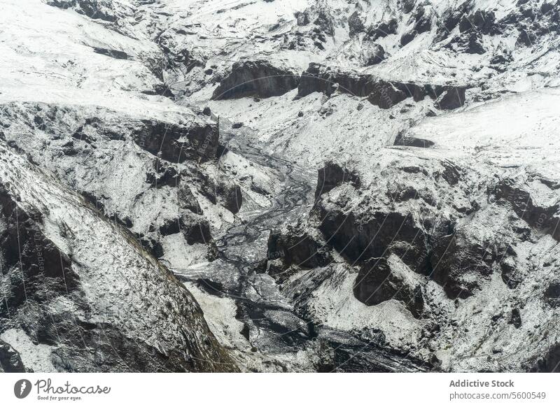 Luftaufnahme des felsigen Geländes verschneite Landschaft Steine robust Kontrast rau Schönheit Komplexität Winter Natur kalt im Freien schlicht Frost Wildnis