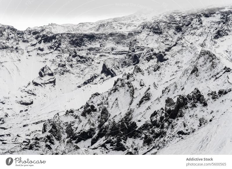 Luftaufnahme einer zerklüfteten Schneelandschaft mit Felsen verschneite Landschaft Steine robust Gelände Kontrast rau Schönheit Komplexität Winter Natur kalt