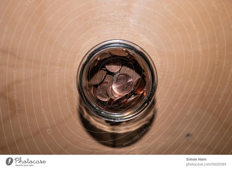 Sammlung von Kleingeld in einem Glasbehälter Münzen Kupfergeld Spardose Finanzen Notgroschen glänzen glänzend Cent Centstücke Geldstücke Hab und Gut Geldmünzen