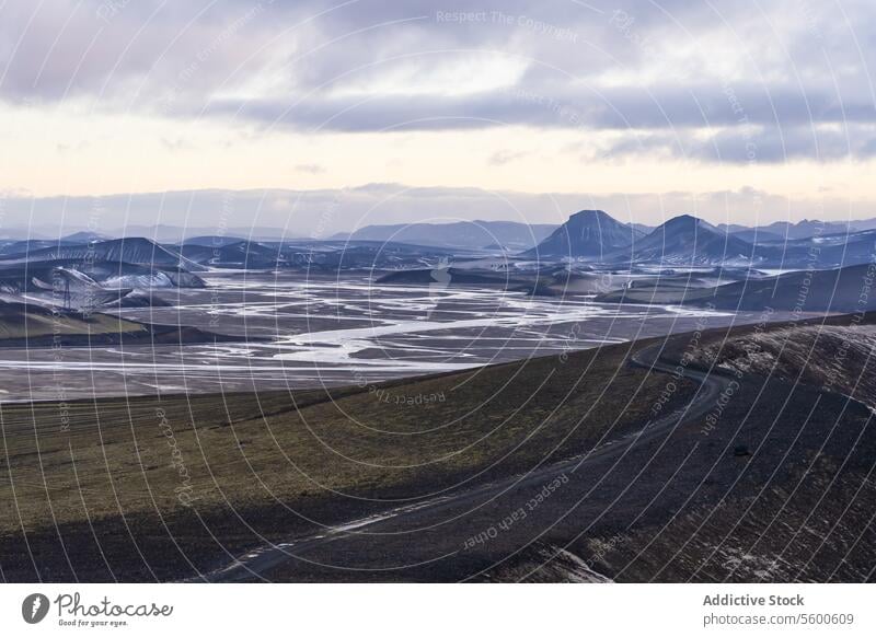 Abgelegene Täler und Berge im isländischen Hochland Island Landschaft Tal Berge u. Gebirge Straße geschlängelt abgelegen desolat Gelassenheit Ansicht