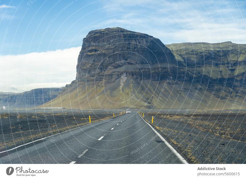 Offene Straße durch die dramatischen Landschaften des isländischen Hochlands Island Berge u. Gebirge robust Gelassenheit Ansicht offene Straße schlicht