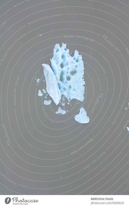 Blauer Eisberg in der Gletscherlagune Antenne Schuss blau Textur fliegend glazial Lagune Vatnajökull Nationalpark Island trübselig Wasser natürlich Wunder kalt