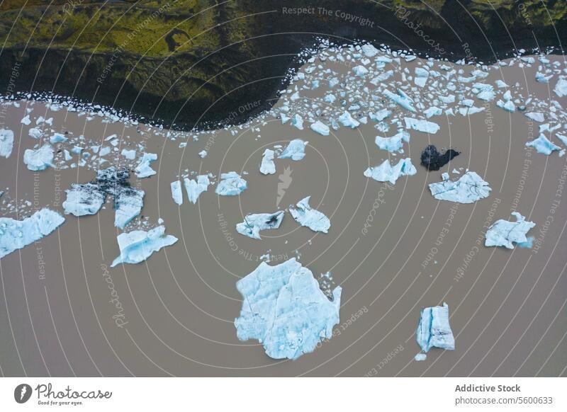 Luftaufnahme von Gletschereis auf einem Fluss Antenne Eis glazial braun weiß Schwimmer Vatnajökull Nationalpark Island Gelände robust Kontrast Uferlinie