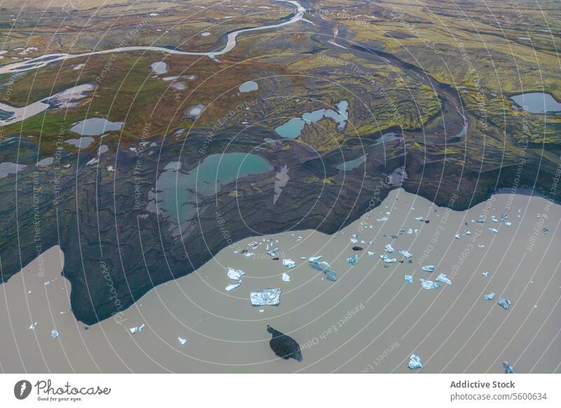 Landschaft des Vatnajökull aus der Luft Antenne Wasserstraße moosbedeckt Gelände Eisberg riesig Nationalpark Island Natur Gletscher zerlaufen kalt arktische