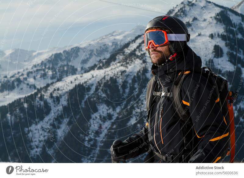 Abenteurer bereit für eine Expedition in die Schweizer Alpen Skifahrer Schutzbrille Schutzhelm Rucksack Schnee Berge u. Gebirge Winter Sport im Freien alpin