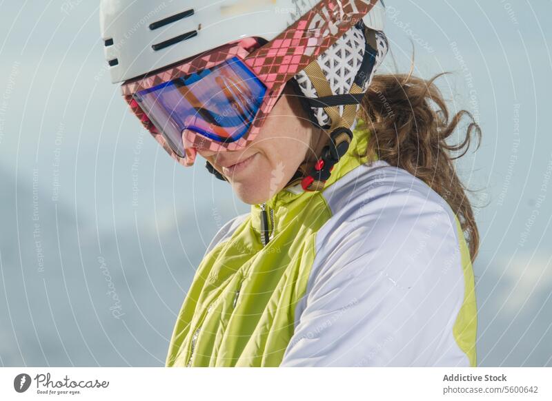 Skifahrerin mit Helm und Skibrille in den Schweizer Alpen Frau Schutzhelm Schutzbrille Nahaufnahme Mode Berge u. Gebirge Abenteuer Sport Winter Skibekleidung