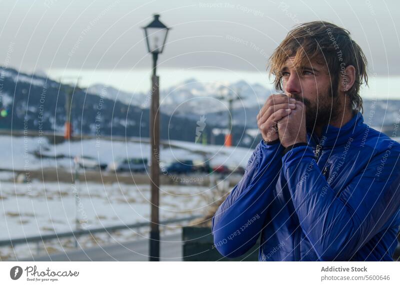 Aufwärmen in der kühlen Schweizer Alpenluft Mann kalt Atem Berge u. Gebirge Schnee Winter im Freien Erwärmung Landschaft Natur Jacke Wanderer reisen frostig