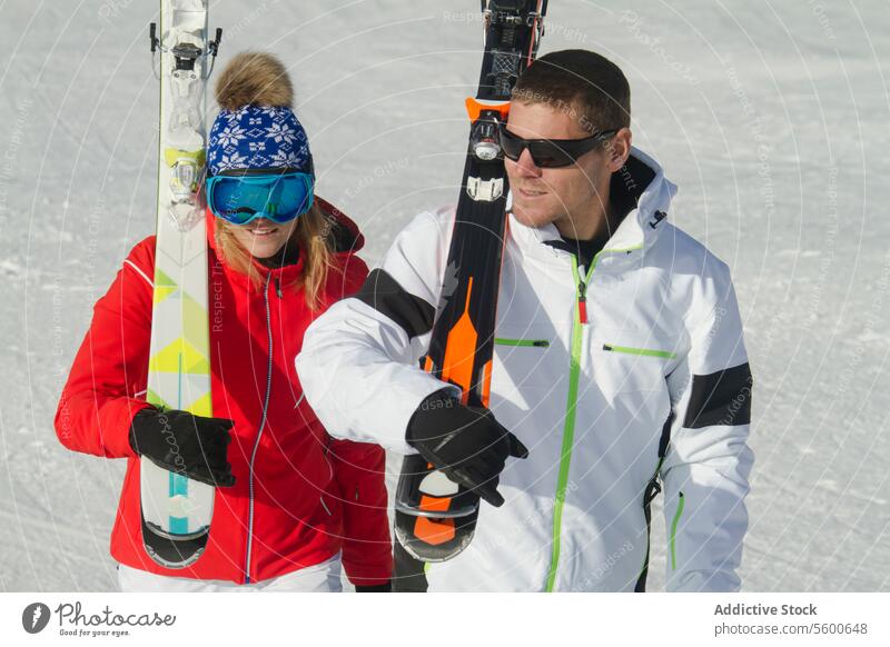 Ein Paar genießt einen sonnigen Tag beim Skifahren in den Schweizer Alpen Skifahrer Berge u. Gebirge Schnee Winter Sport Freizeit im Freien Sonnenschein Urlaub