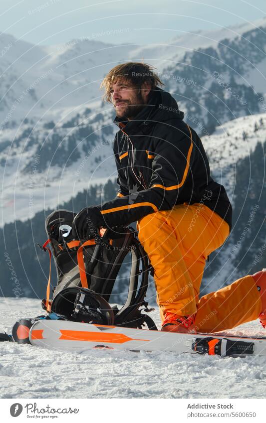 Skifahrer macht eine Pause inmitten der Schweizer Alpenlandschaft Landschaft Berge u. Gebirge Schnee Mann ruhen Ausrüstung Winter Sport im Freien Freizeit