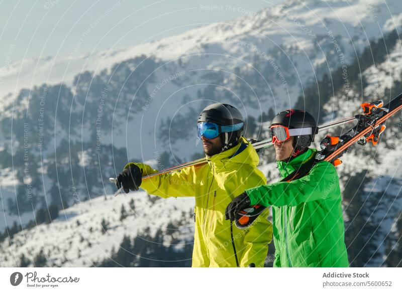 Skifahrer bei der Vorbereitung auf die Abfahrt in den Schweizer Alpen Winter Sport Schnee Berghang Berge u. Gebirge Skiausrüstung Outdoor-Aktivität Abstieg kalt