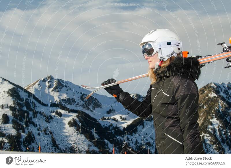 Skifahrer bei der Vorbereitung auf die Abfahrt in den Schweizer Alpen Gerät Schnee Frau Berge u. Gebirge Skiausrüstung Schutzhelm Schutzbrille im Freien Winter