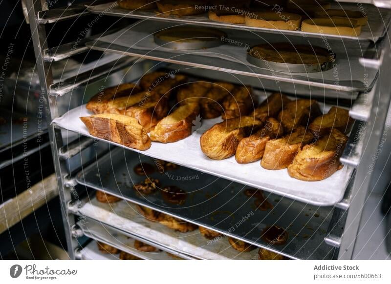 Tablett mit französischem Toast in einer Konditorei Brot Lebensmittel Bäckerei Französisch Zuprosten Gebäck lecker Weizen Frühstück frisch Werkstatt organisch