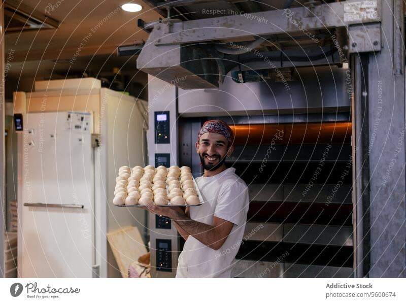 Arabischer Bäcker mit Tablett mit Teigkugeln arabisch Bäckerei Teigwaren frisch roh Brot Glück Lächeln Ball Herstellung Ofen Lebensmittel backen Gebäck weiß