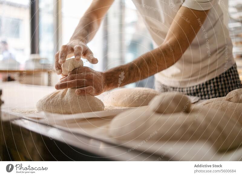 Unbekannter Bäcker macht Form in Brotteig Porträt Nahaufnahme Teigwaren Bäckerei Mehl frisch unkenntlich Hände Lebensmittel roh Ofen Weizen Küche Hefe Beruf